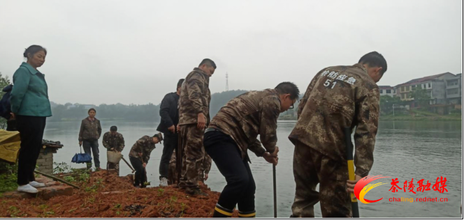 近日，茶陵县舲舫乡联合派出所，组织乡村两级干部，对辖区内洣水河边违规圈河行为进行专项整顿治理，全面拆除圈占物。